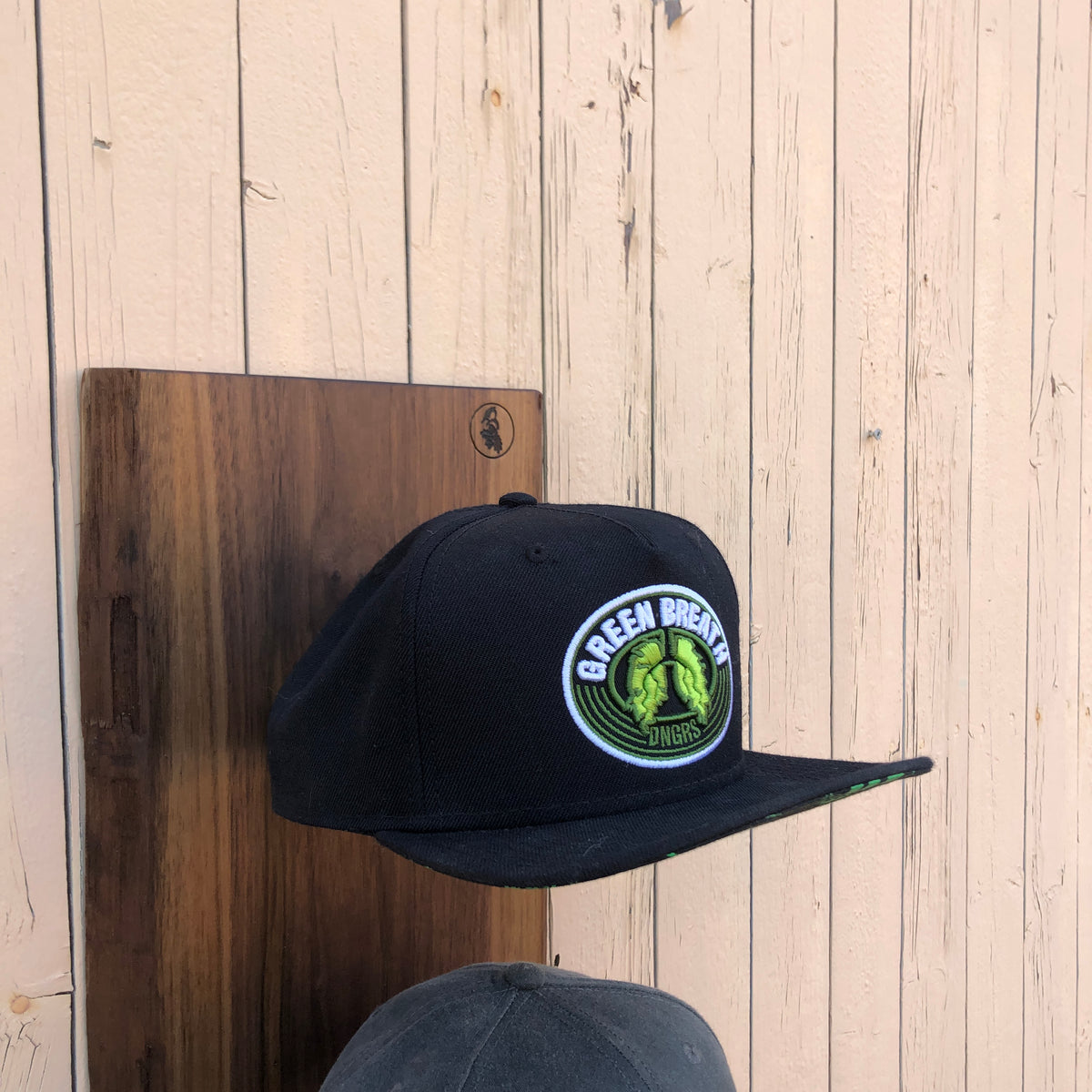 Halter fĂĽr Basecaps aus Edelstahl und Walnuss