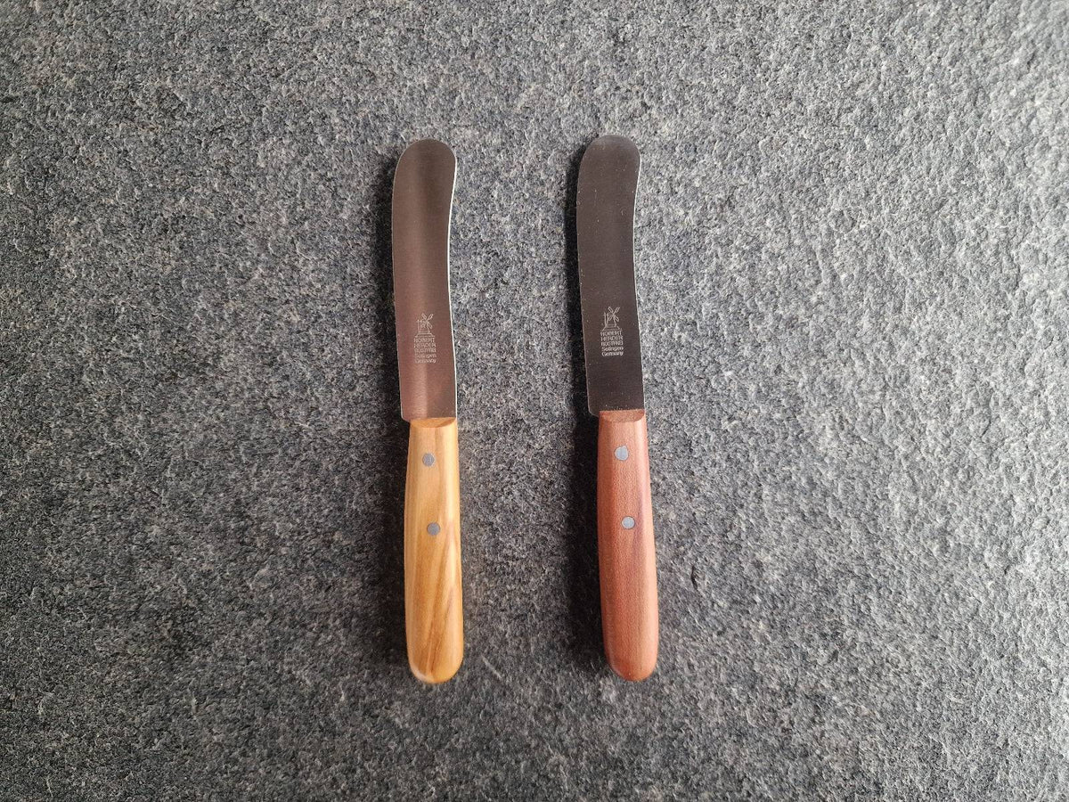 Oliven-Griff und Pflaumen-Griff bei einem Buttermesser