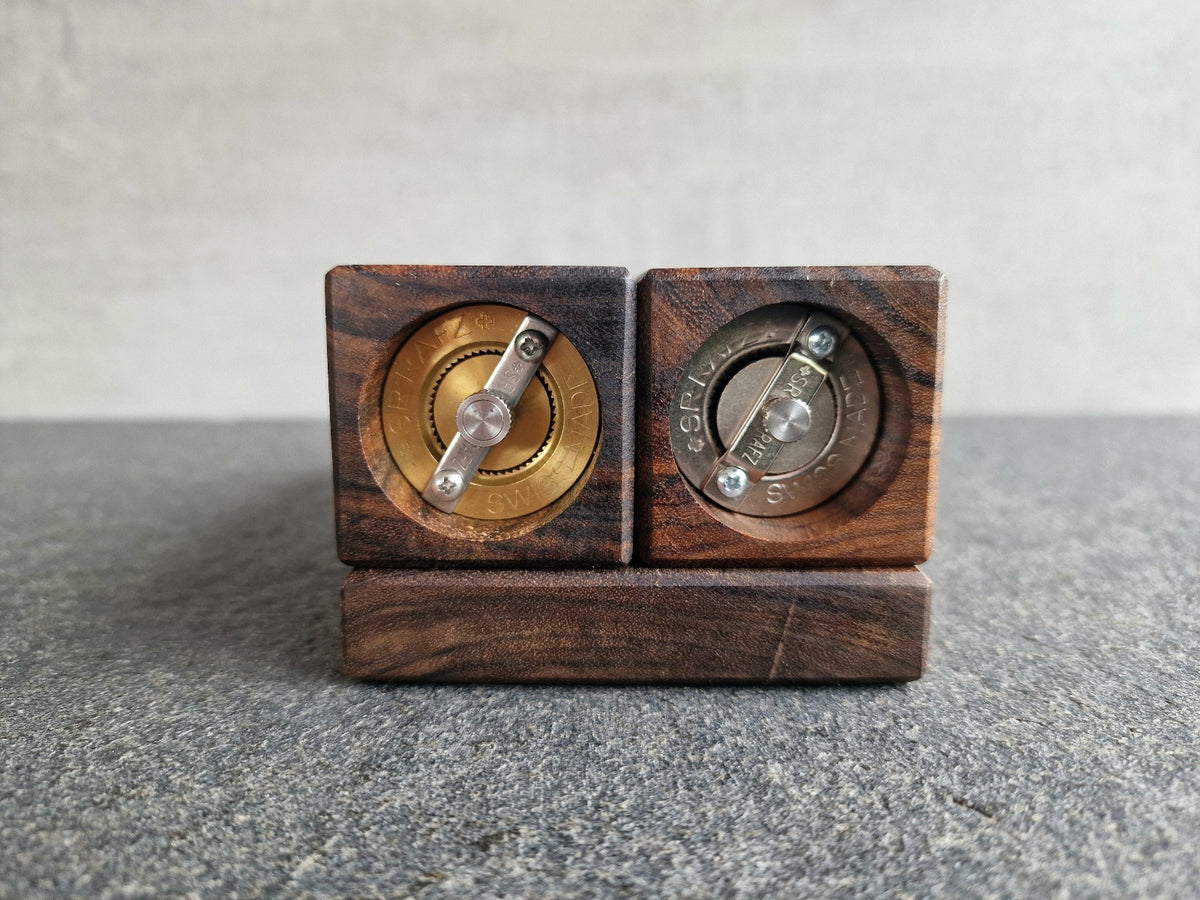 Salzmahlwerkt mit TiN-Beschichtung in einer Salzmühle. Pfeffermahlwerk in einer Pfeffermühle. Beides von der Schweizer Firma Strässler.