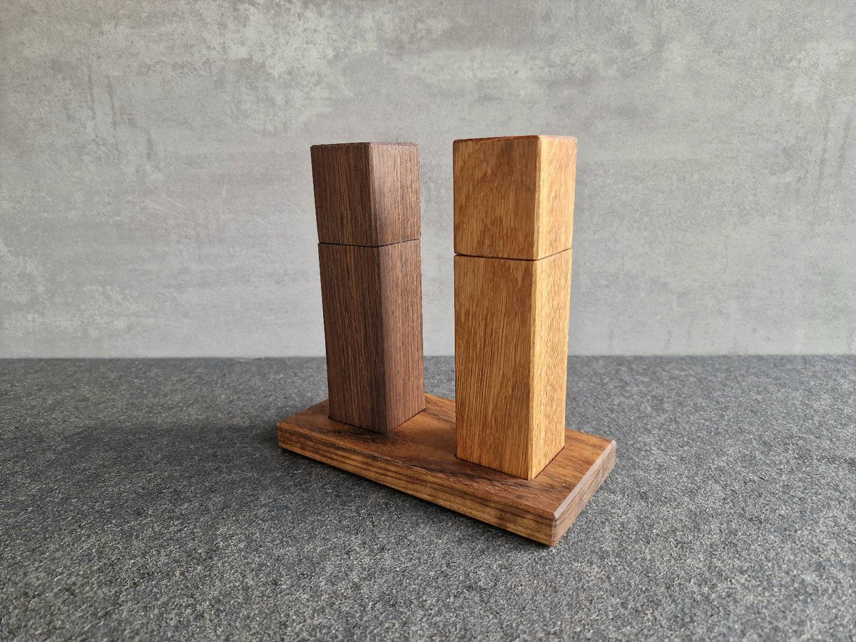 Spessarteiche Salzmühle und Räuchereiche Pfeffermühle mit einem Ovengkol Mühlenteller mit Mulden.