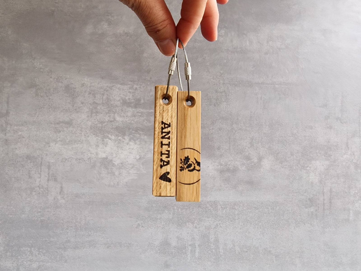 Vorder- und Rückseite eines Holz Schlüsselanhänger mit Wunsch Lasergravur.