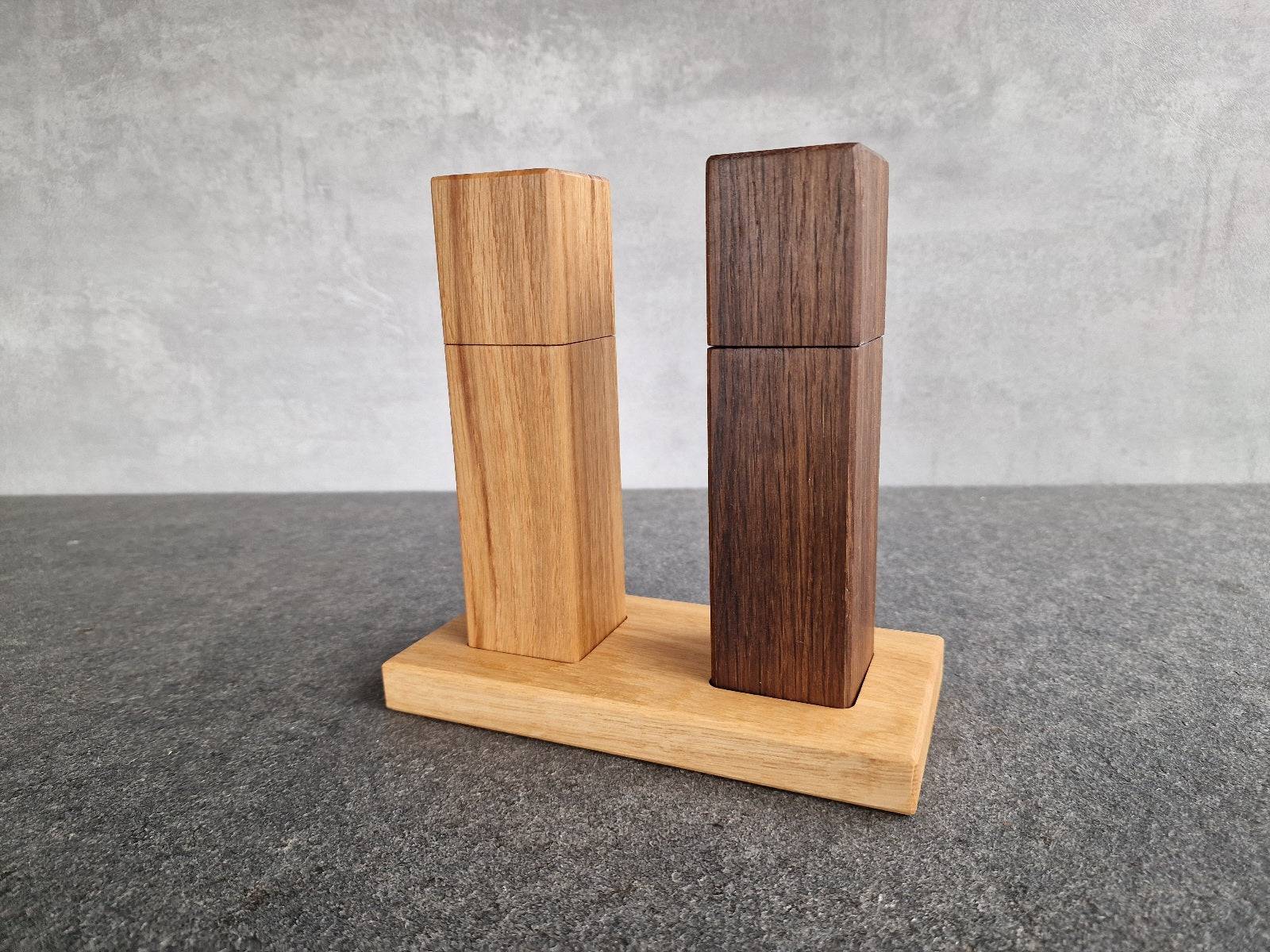 Eiche Salzmühle und Räuchereiche Pfeffermühle 18 cm mit einem Eiche Untersetzer mit Mulden.
