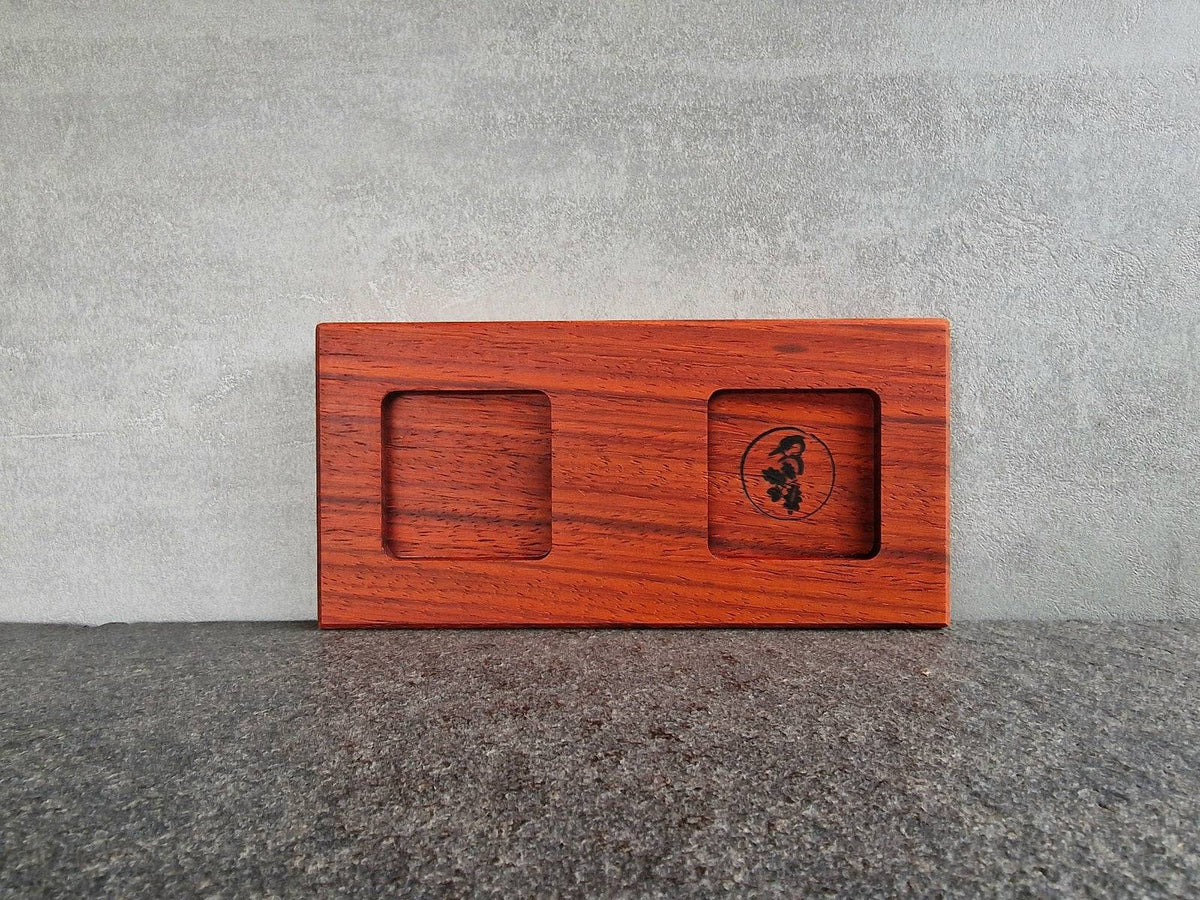 Mühlenteller mit 2 Mulden für 2 Mühlen aus rotem Padouk Edelholz.