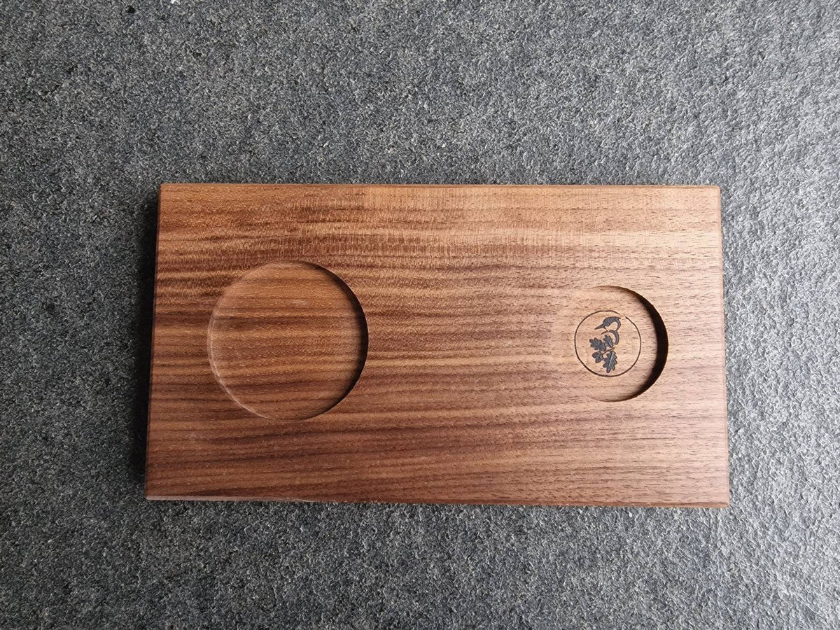 Dunkles Holztablett aus Nussbaum mit 2 Mulden für Tassen.