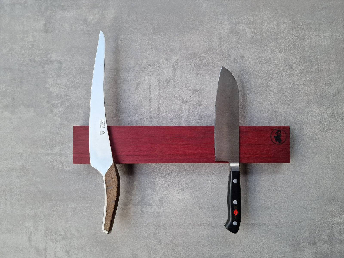 Wundervoller Amaranth Messerhalter mit einem Güde Synchron Tranchiermesser und einem Dick Santoku Kochmesser.