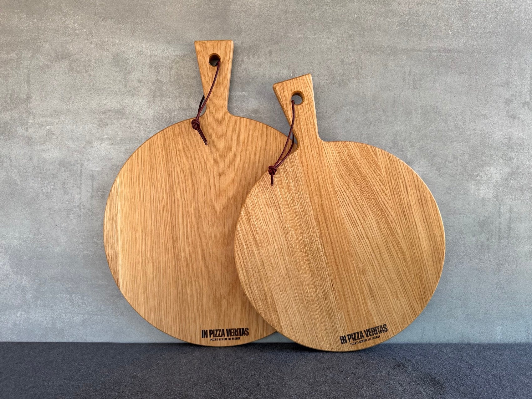 Runde Pizzabretter mit Griff: Unser Klassiker in seiner schönsten Form. Handgemacht aus massiver Eiche, rund, robust und mit Griff. In 2 Größen.