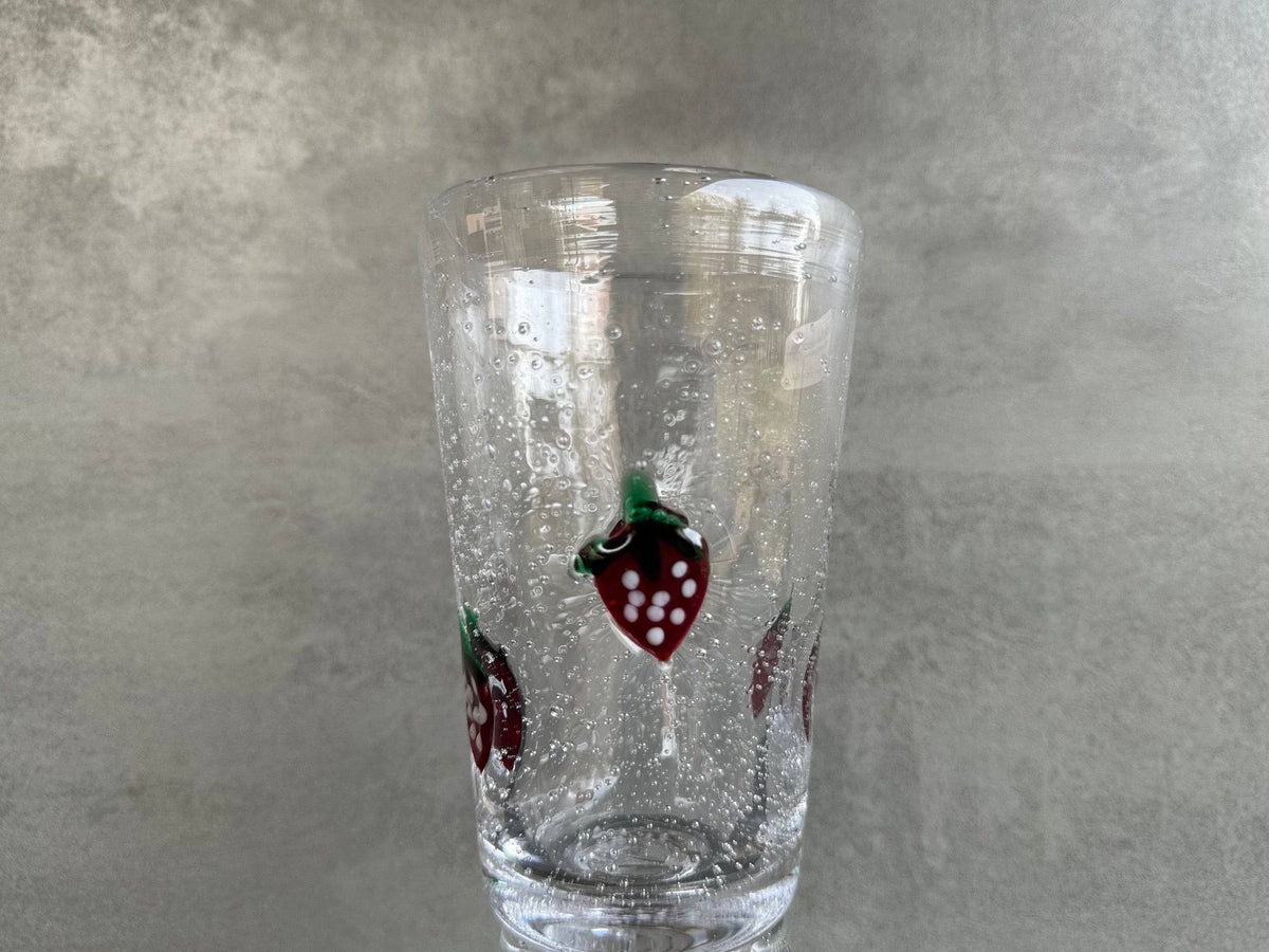 Wasserglas in Becherform mundgeblasen aus antikem Glas mit aufgelegten Erdbeeren.