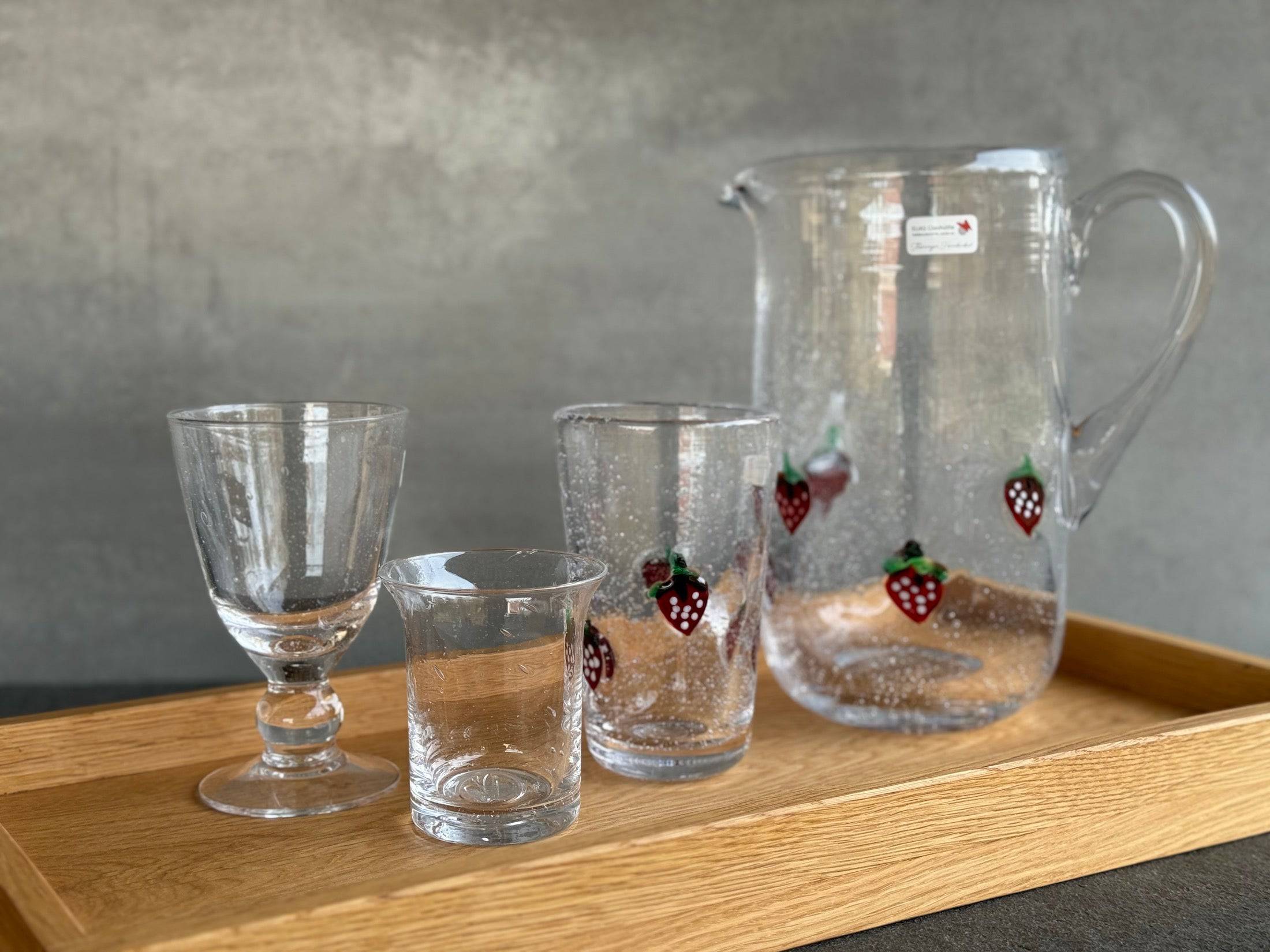 Handgemachte Glasvariation aus der GlashĂĽtte Lauscha. Weinglas, Wasserglas. Wasserkrug mit Erdbeeren.