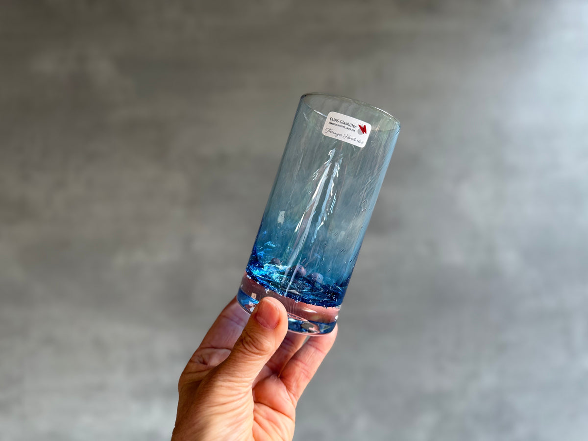 Handgemachtes Longdrinkglas in blau aus der Farbglashütte Lauscha.