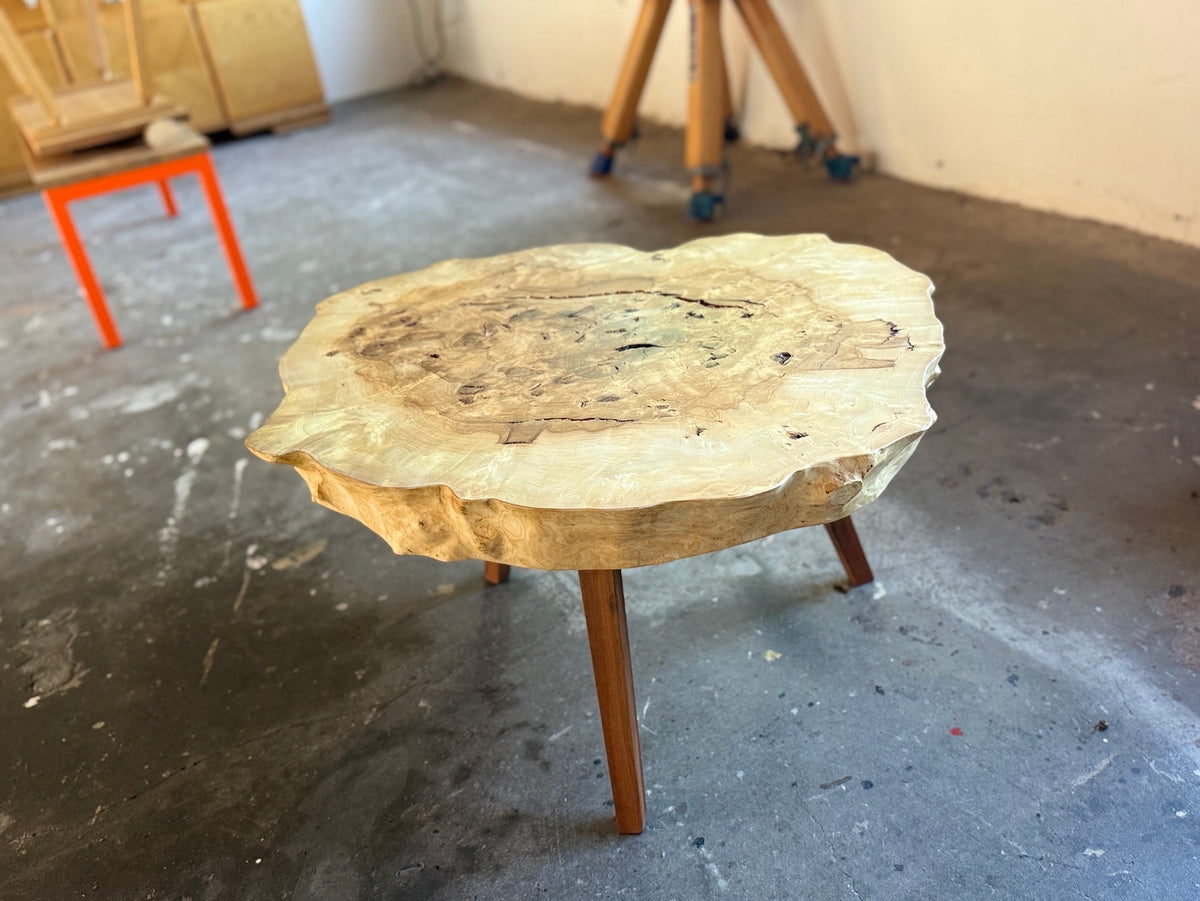 Beistelltisch aus Maserersche Vollholz