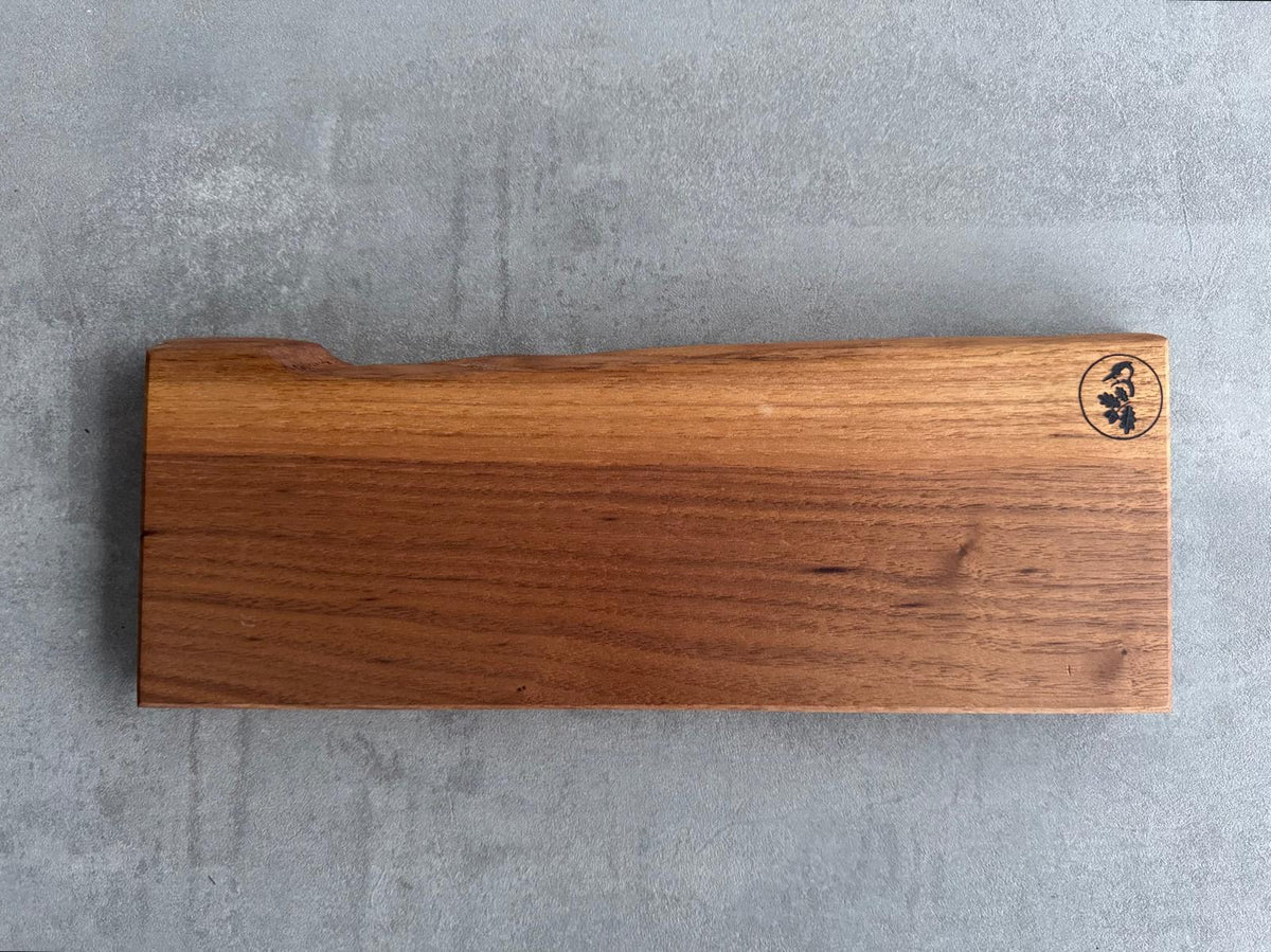 Messerleiste für die Wand aus Nussbaumholz mit Baumkante