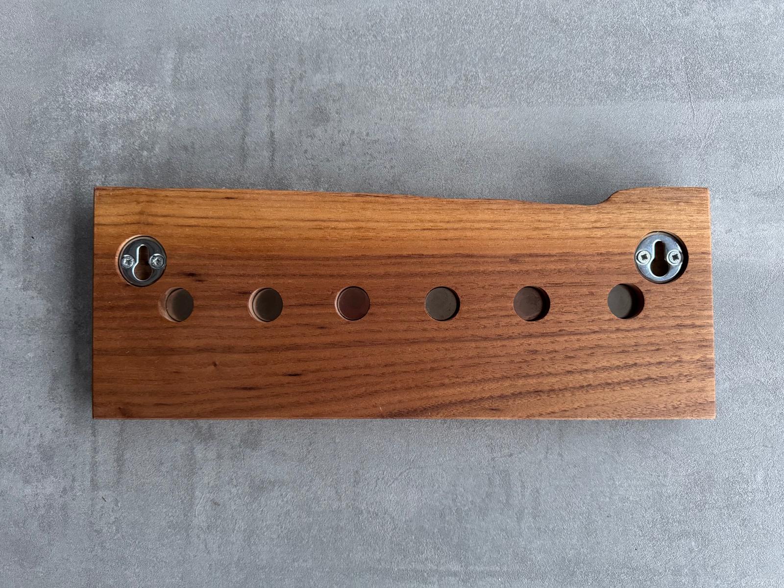 Messerleiste für die Wand aus Nussbaumholz mit Baumkante