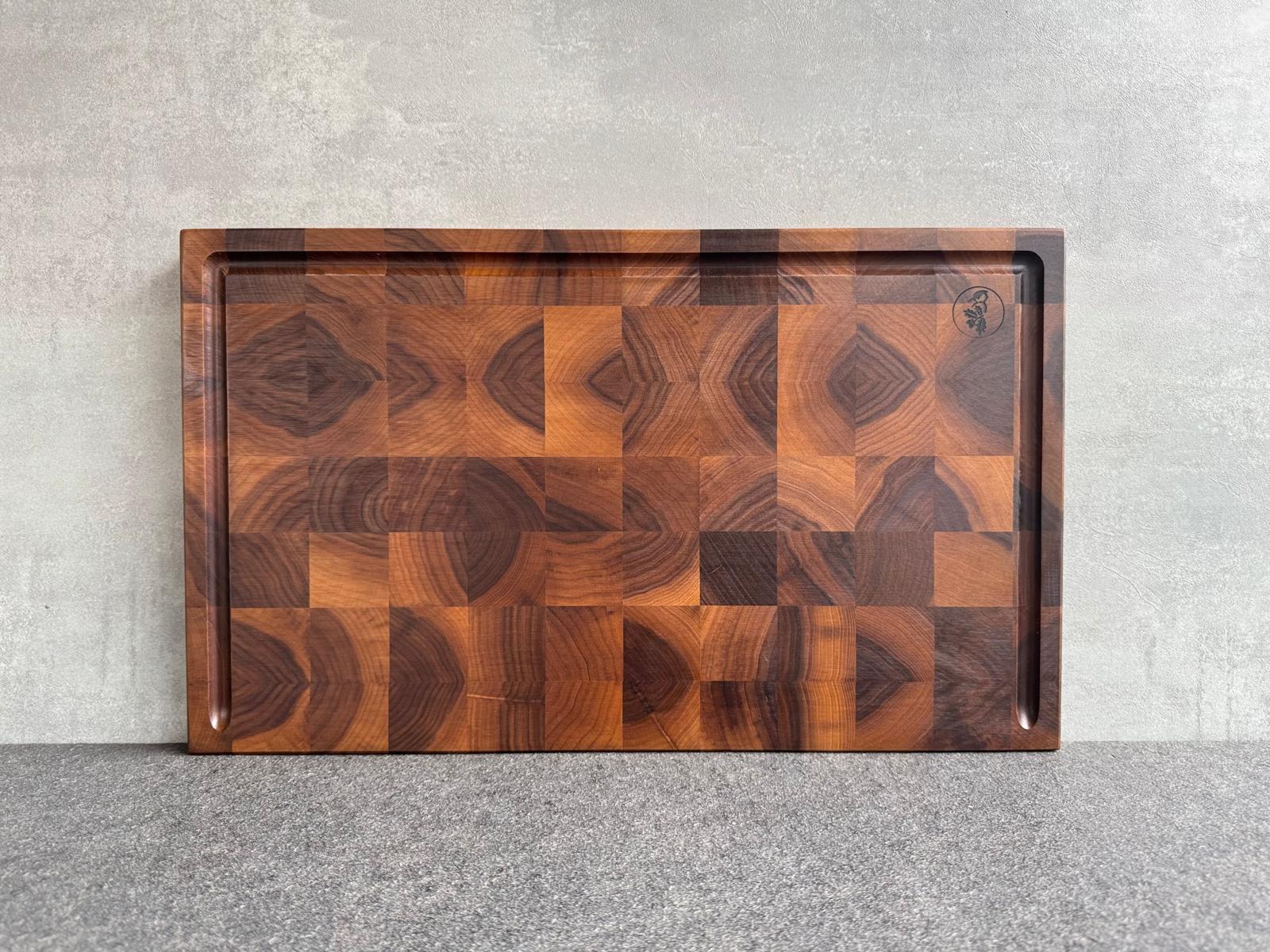 50 cm Nussbaum Hirnholz Schneidebrett mit Saftrille