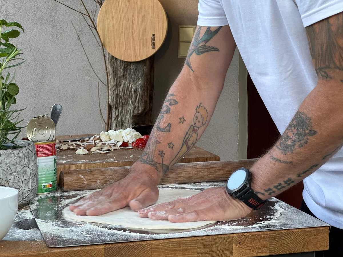 Zubereitung eines Pizzateiges auf neapolitanische Art.
