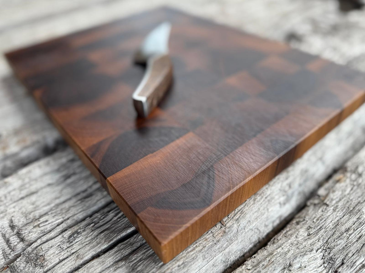 Detailfoto eines Nussbaum Stirnholz Schneidebrettes.