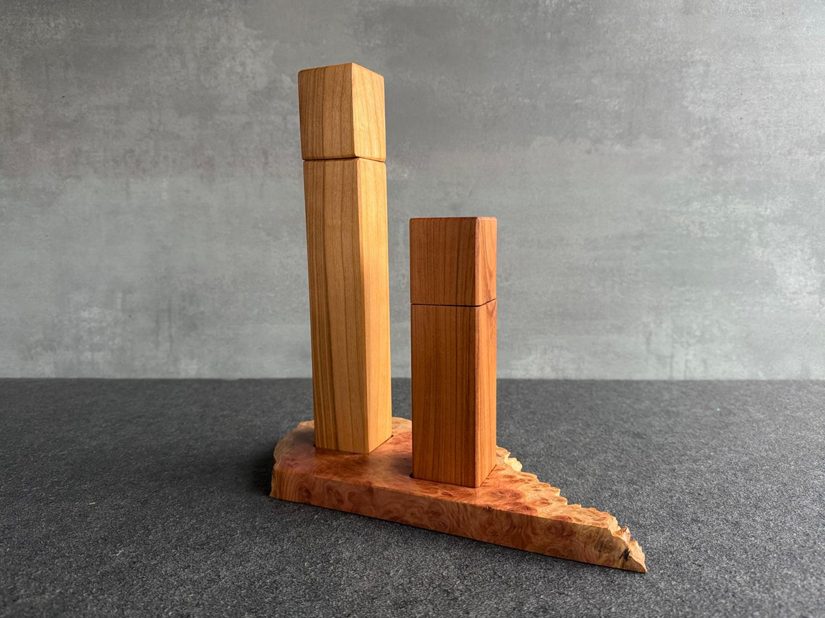 Kirschbaum Pfeffermühle und Kirschbaum Salzmühle auf einem Untersetzer aus Goldfield