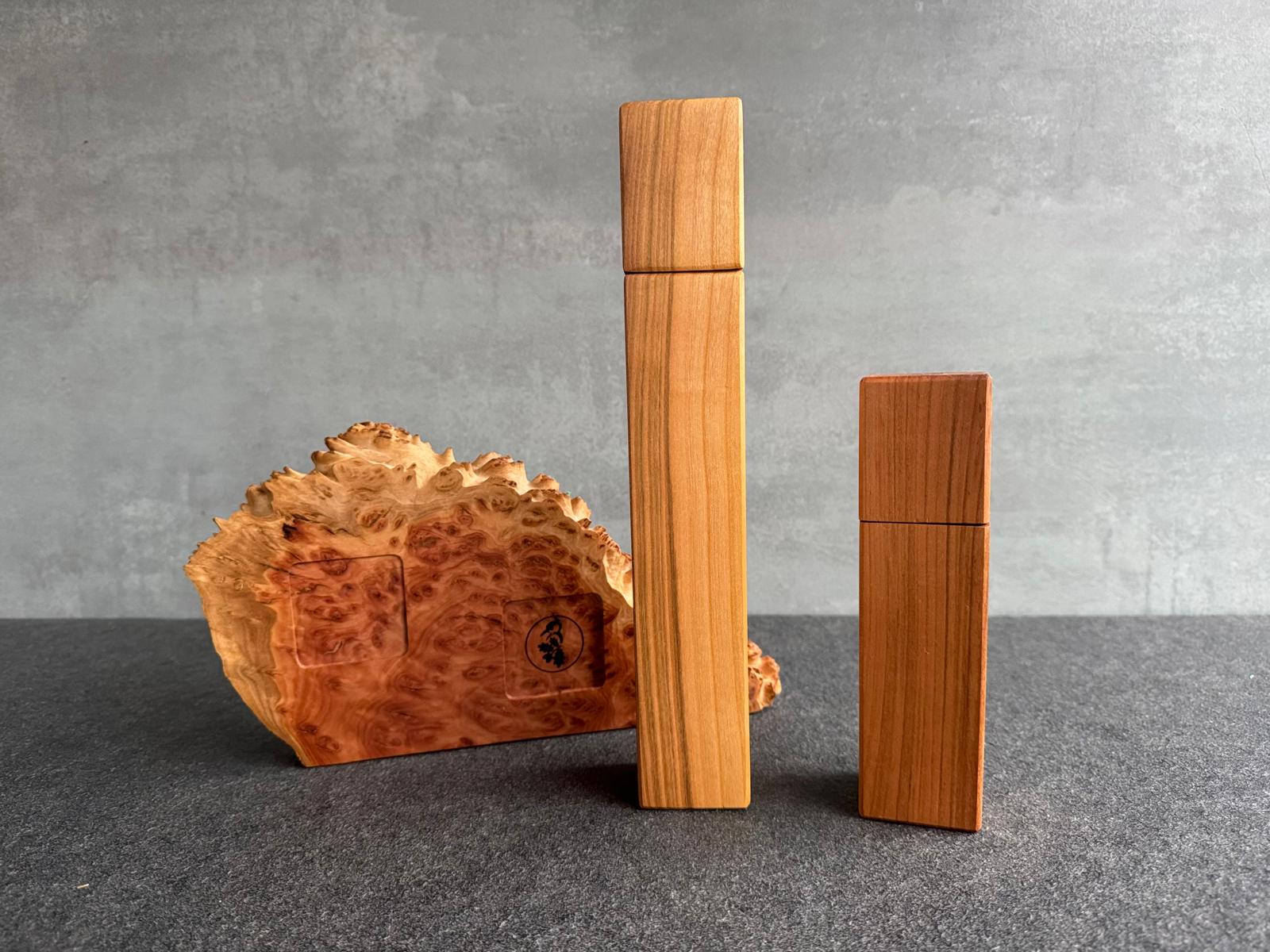 Kirschbaum Pfeffermühle und Kirschbaum Salzmühle mit einem Untersetze.