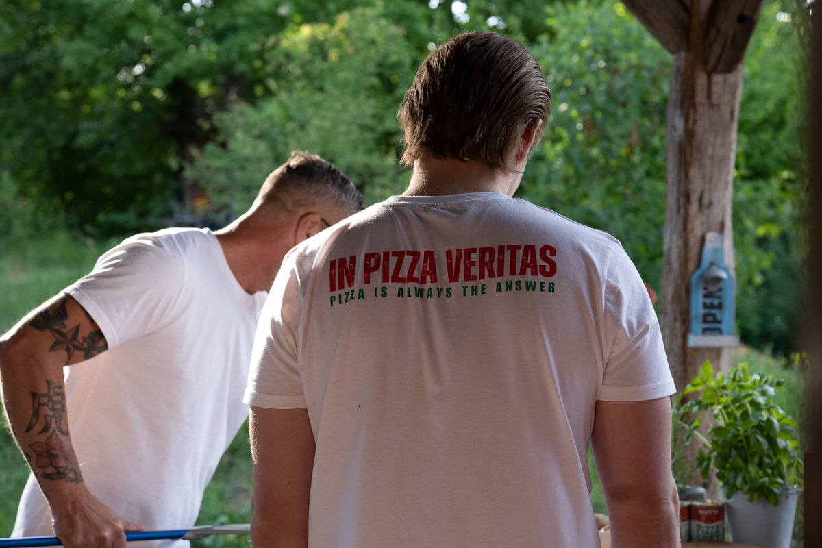Pizza T-Shirt für Pizza Liebhaber mit Logo In Pizza Veritas von Spessartbrett.