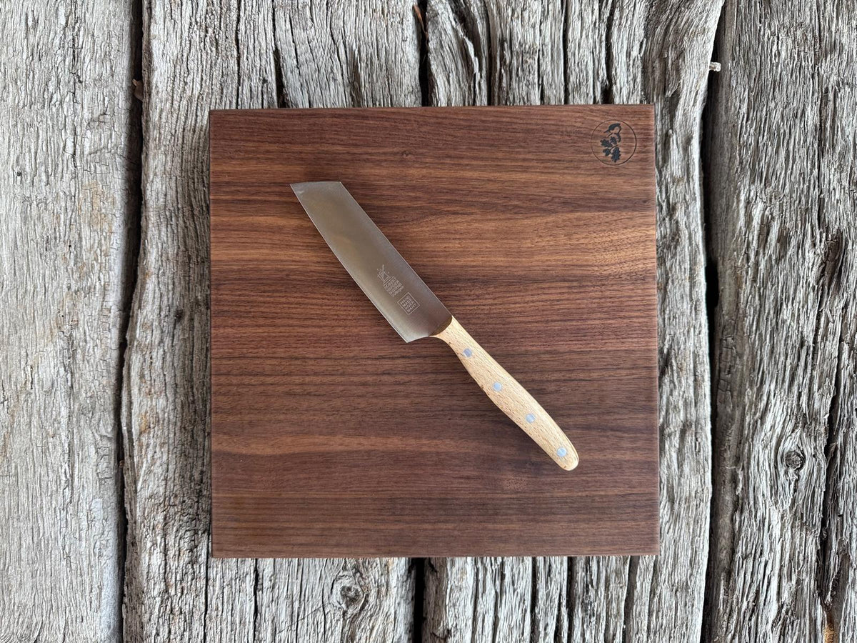 Quadratisches Schneidebrett in Nussbaum