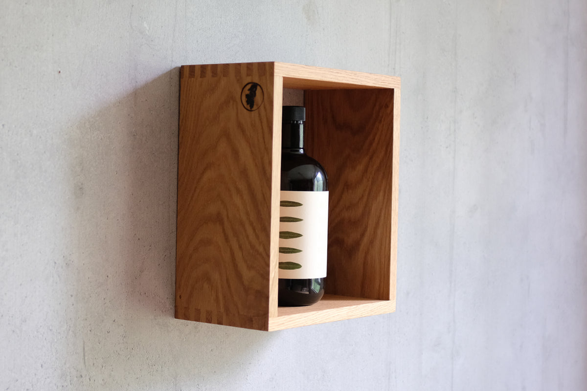 Seitenansicht Regalwürfel aus Eiche von Spessartbrett mit einer Olivenölflasche