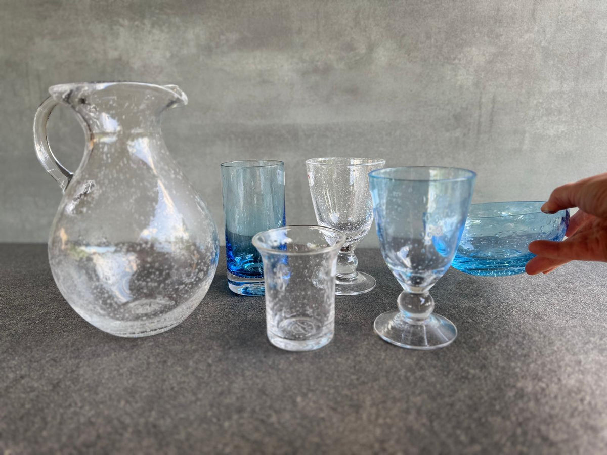 Saftkrug, Gläser und Schale aus der Serie Azur.