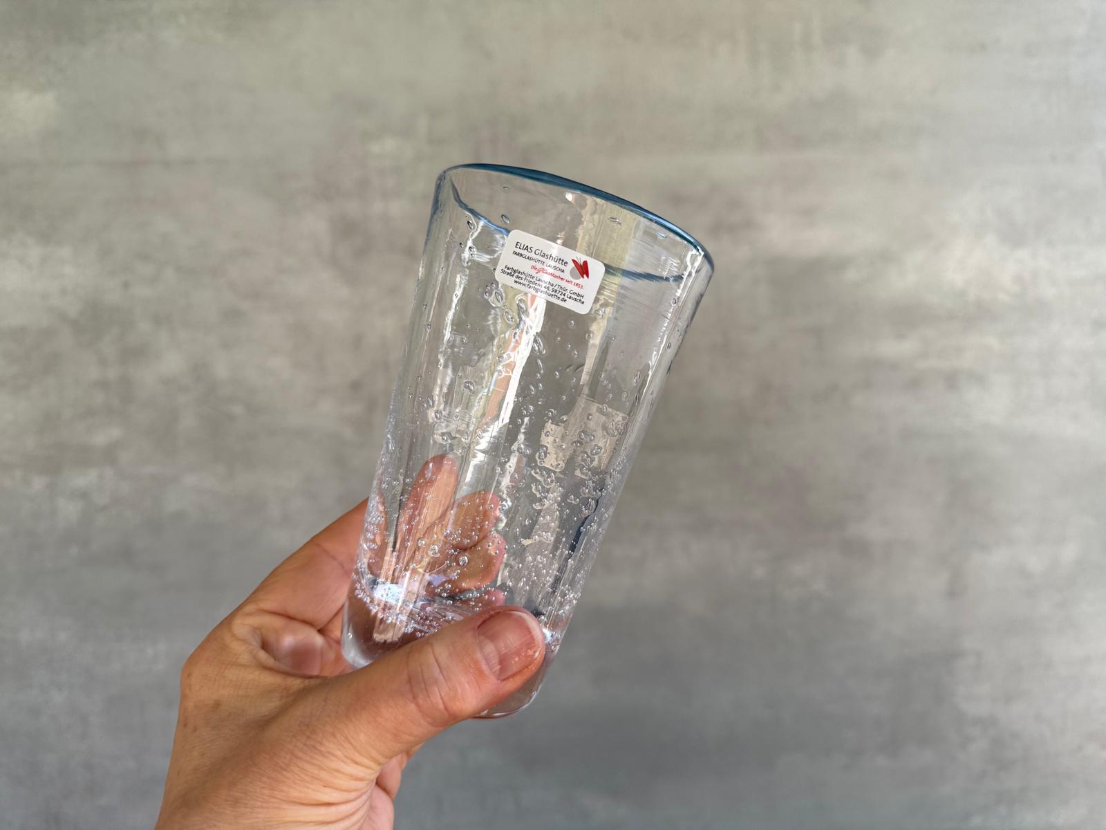 Handgemachtes Becherglas mit blauem Rand aus der Farbglashütte Lauscha.