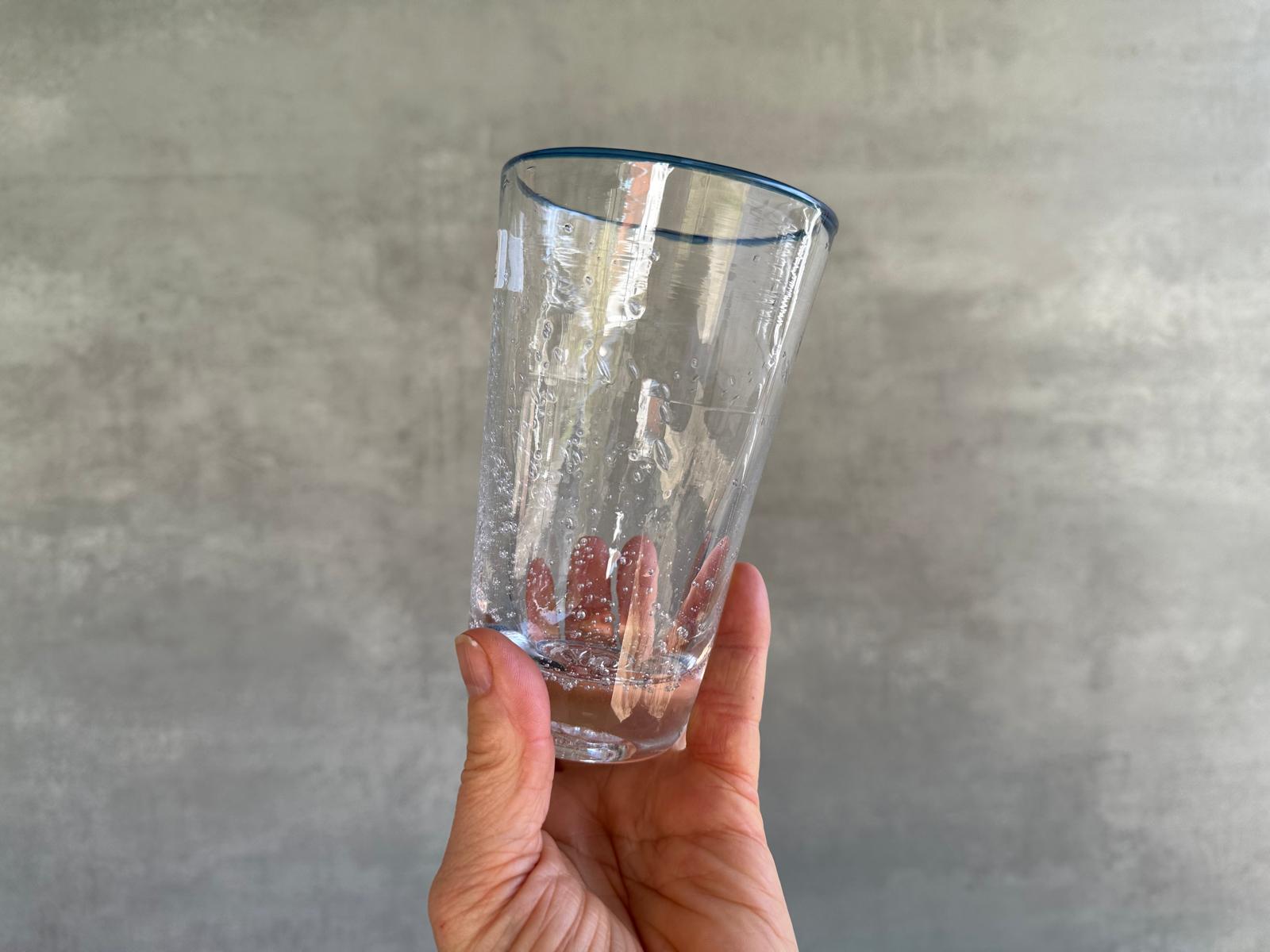 Handgemachtes Becherglas mit blauem Rand aus der Farbglashütte Lauscha.