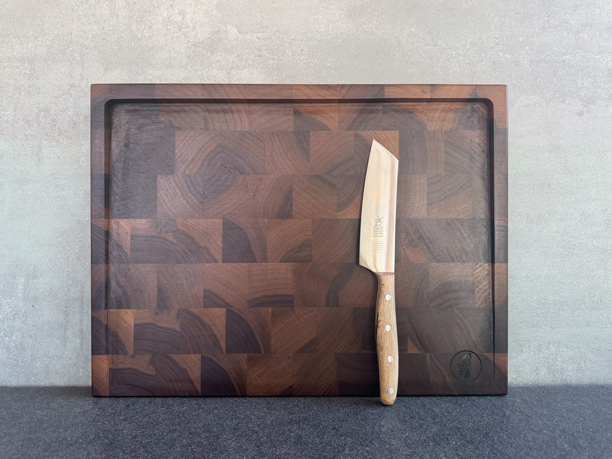 Stirnholz Schneidebrett aus Eiche oder Nussbaum, Schneideblock 4 cm dick - mit schräger Schneidefläche