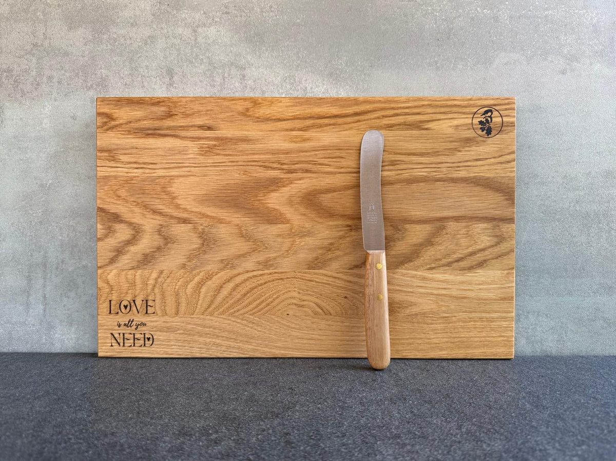 Schneidebrett dick und Brotzeitmesser von Windmühlenmesser mit Gravur über die Liebe.