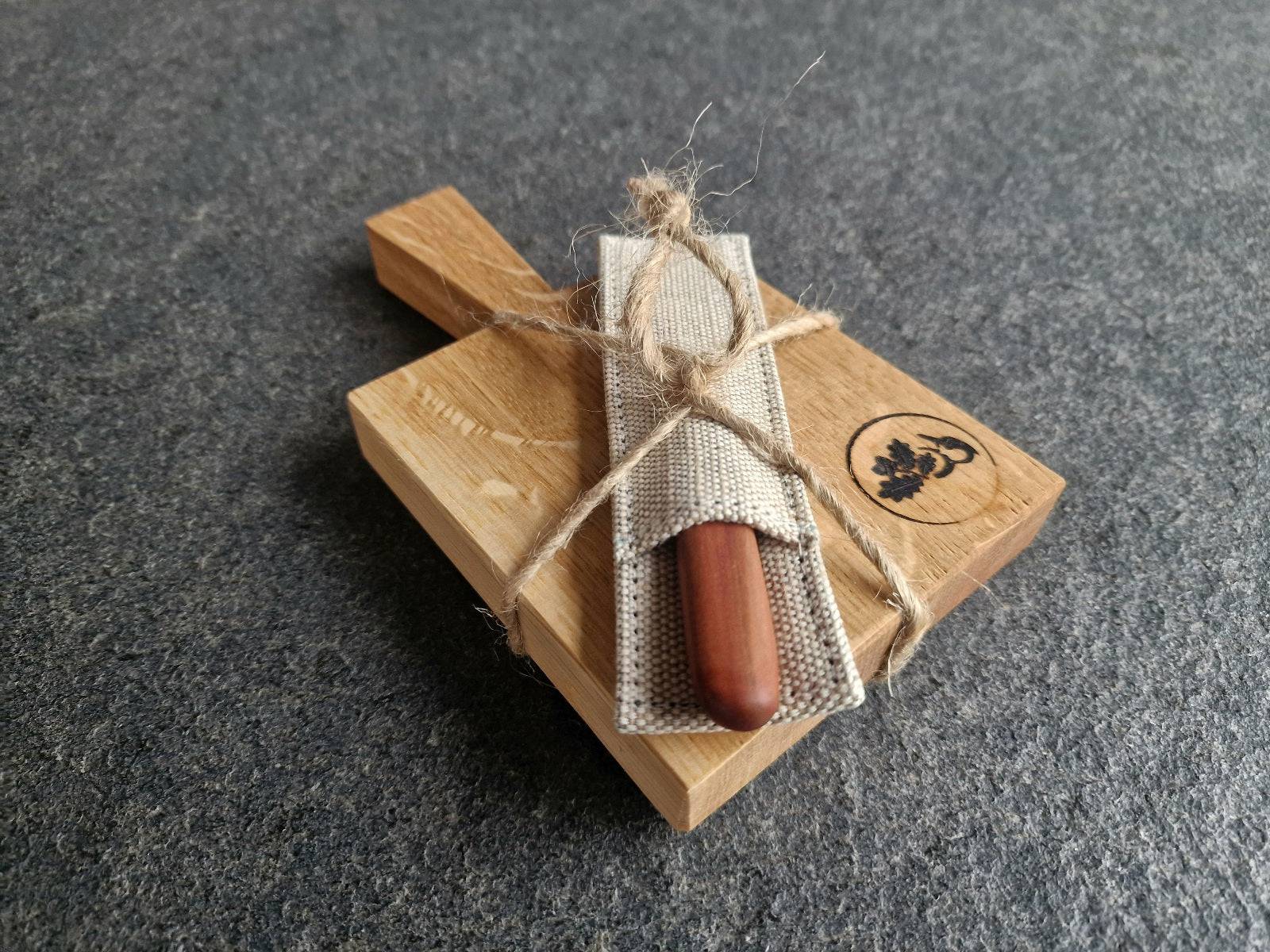 Eichenbrett fĂĽr Party Snacks. Mit einem kleinen Messer mit Holzgriff im Etui, als Geschenk verpackt.