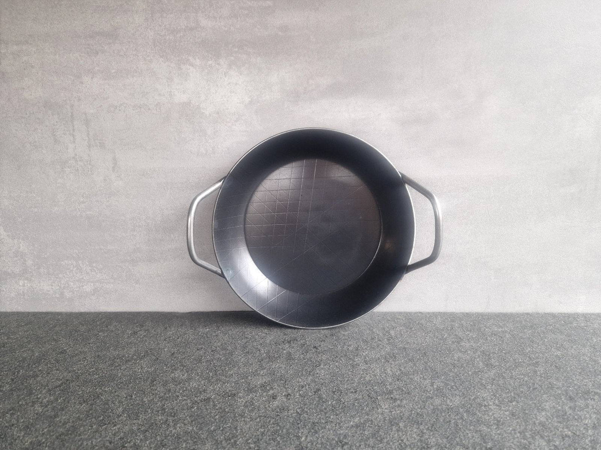 Servierpfanne mit hohem Rand aus Eisen mit zwei Griffen