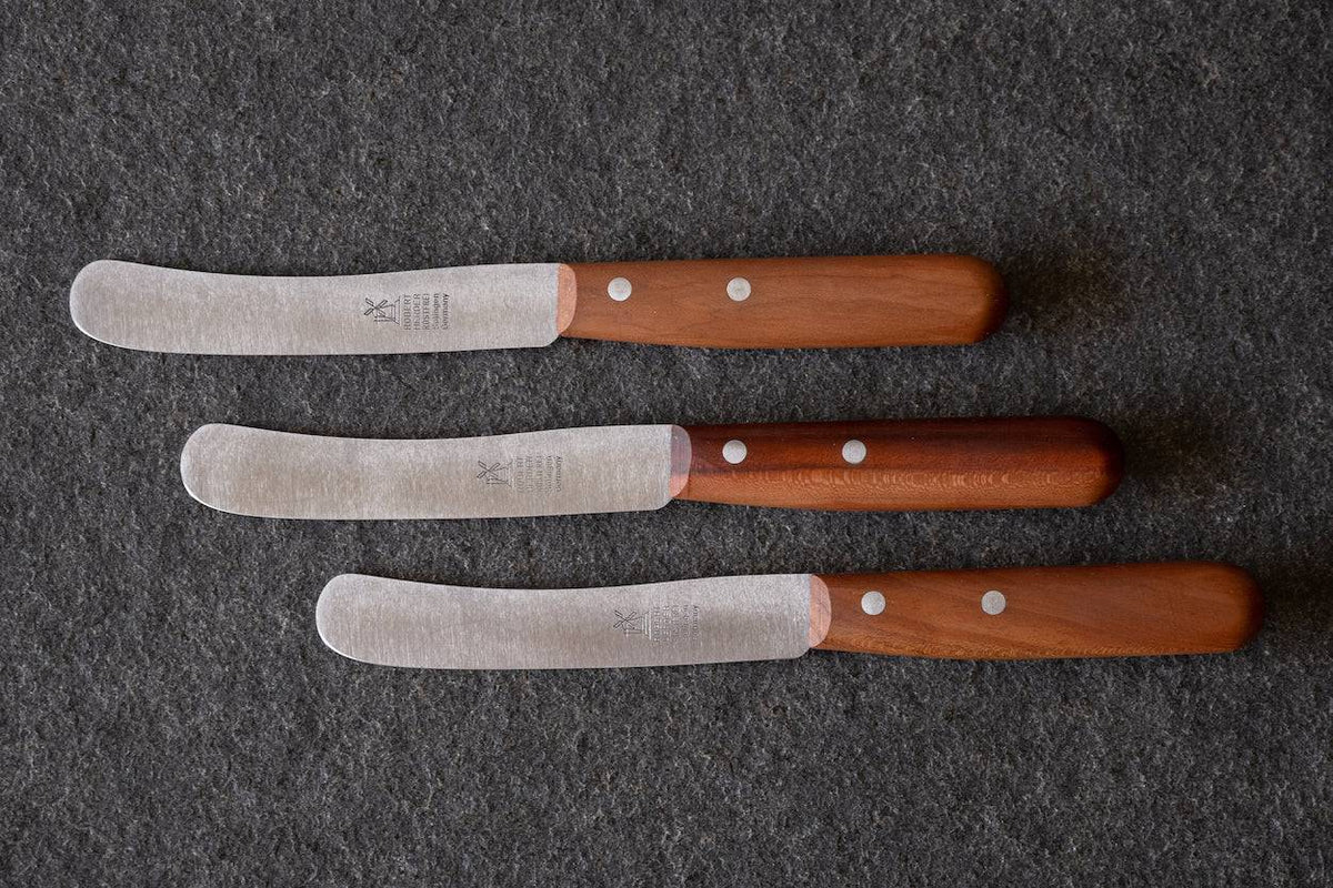 Drei Buckels Tischmesser mit Griff aus Pflaumenholz