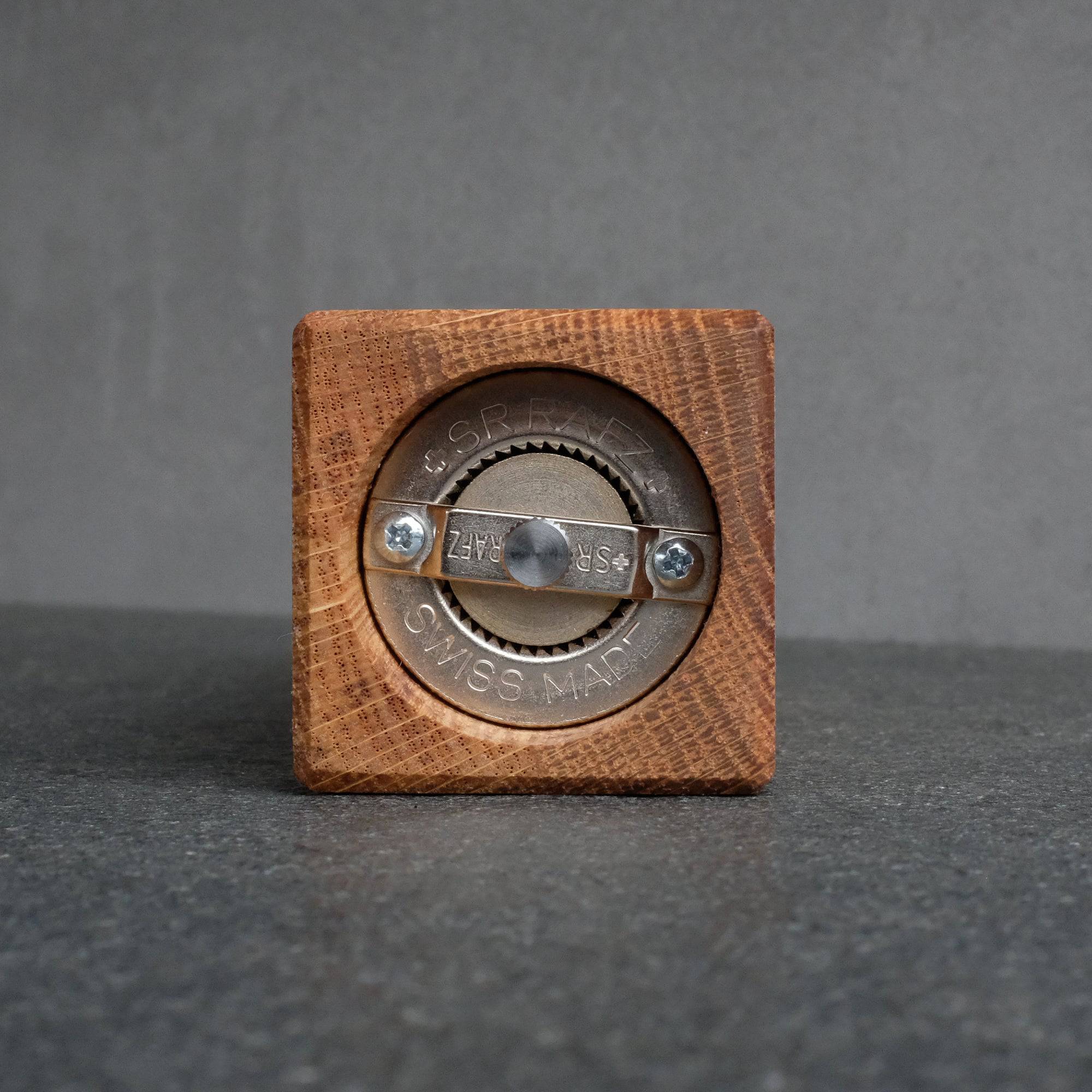 Detailaufnahme einer Eiche Pfeffermühle von unten mit Ansicht des Schneidwerkes.