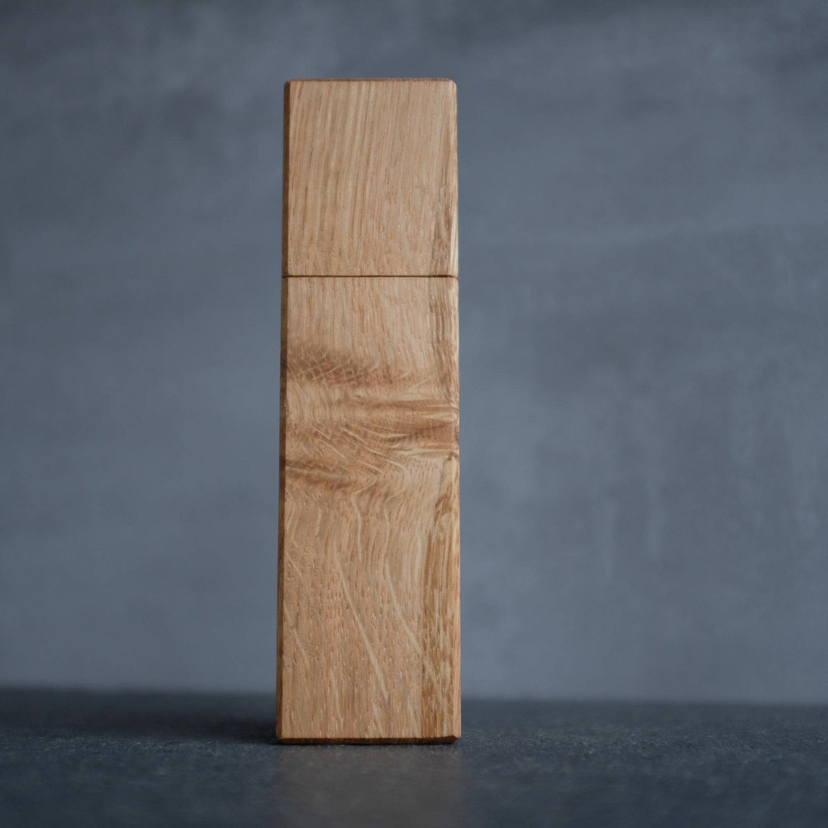 18 cm hohe Eiche Pfeffermühle frontal