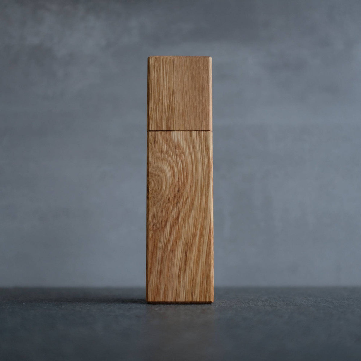 Pfeffermühle aus Eiche quadratisch von vorne