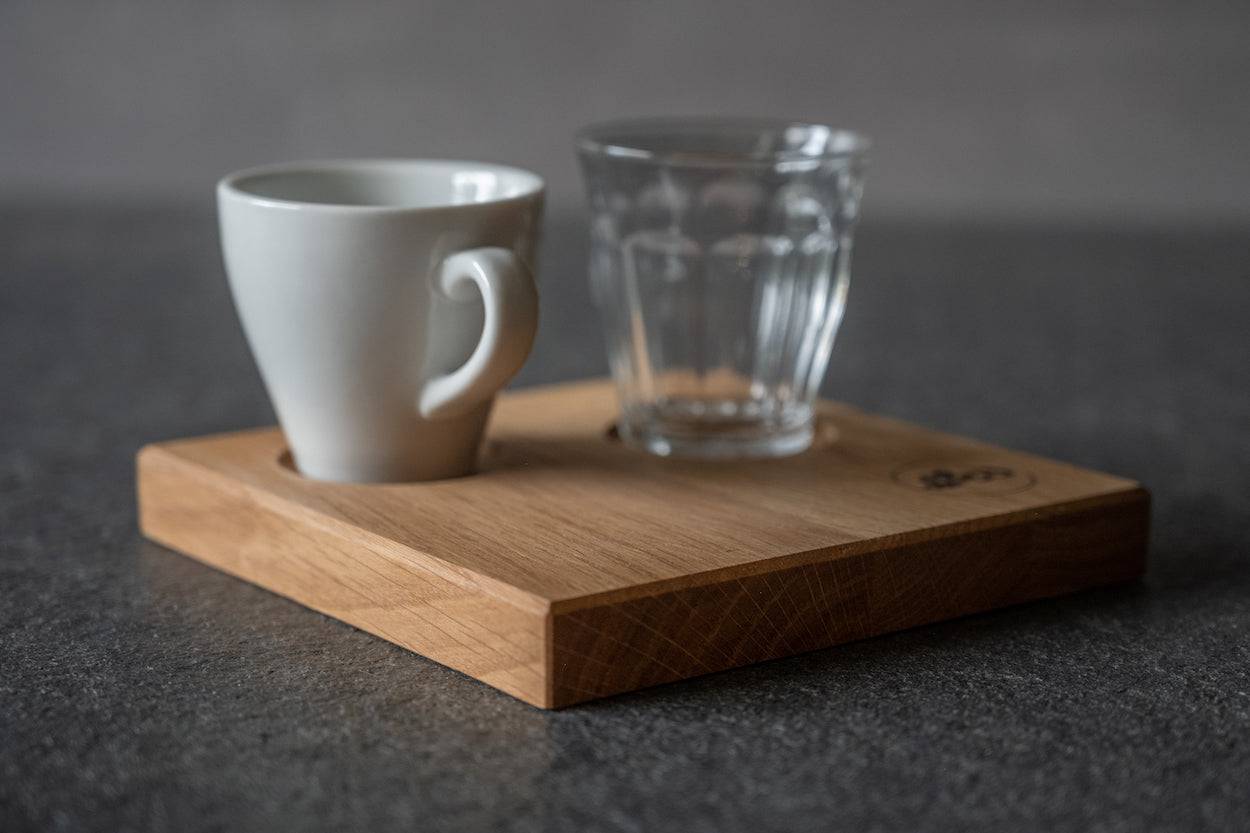Espressotablett mit Tasse und Duralex-Glas