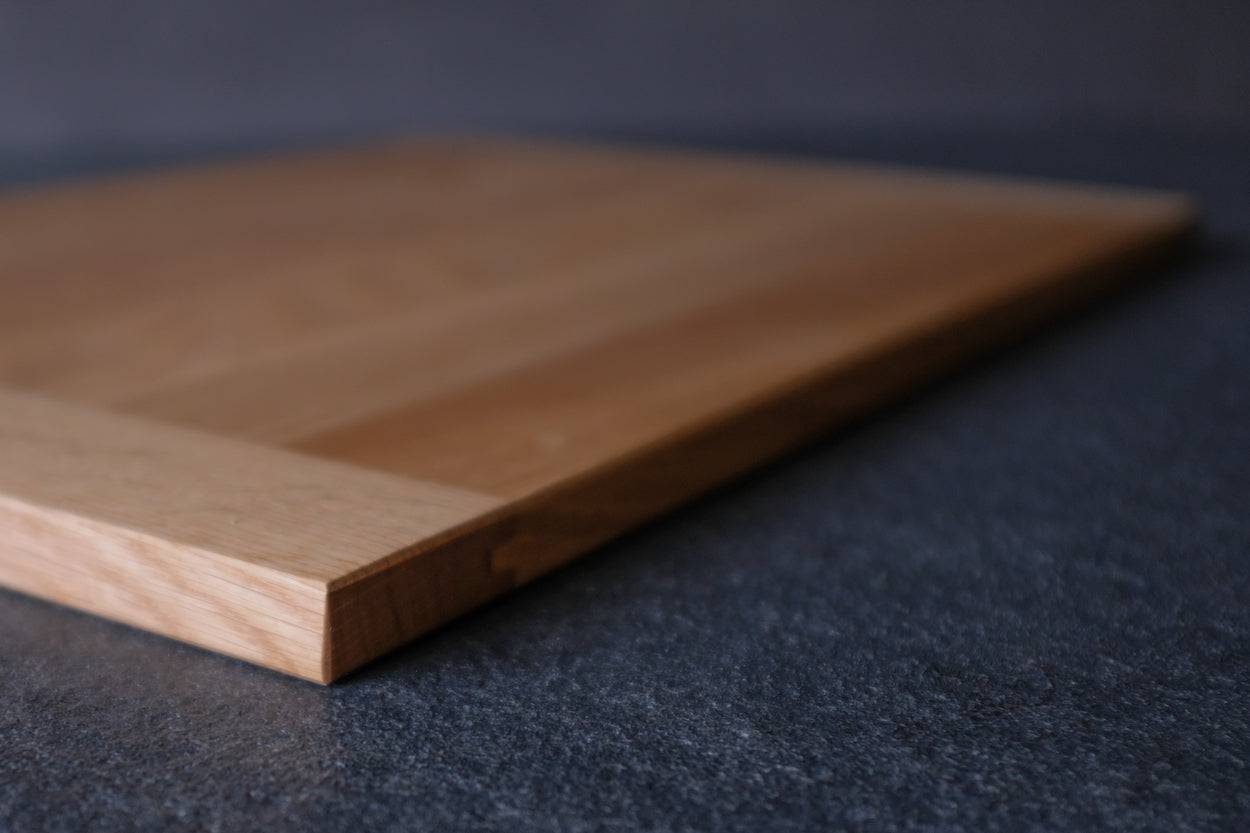 Rechteckiges Backbrett aus Eiche, 60 cm breit.
