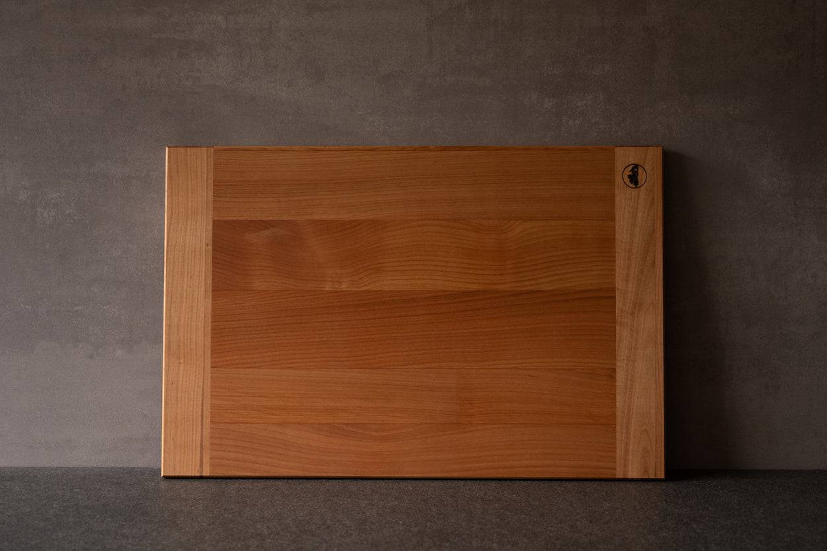 60 cm breites Backbrett aus Kirsche. Mit 2 Stirnleisten und ohne Anschläge.