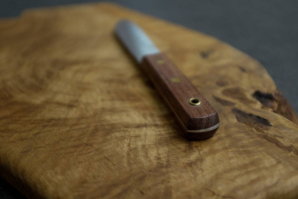 Detailansicht des Holzgriffes aus Bubinga vom Güde Matrosenmesser.