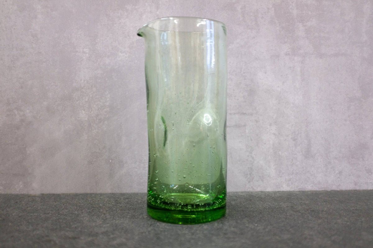 Wasserkrug im Bauhaus Stil aus Thüringer Waldglas. 1000 ml. Auf einer Steinplatte.