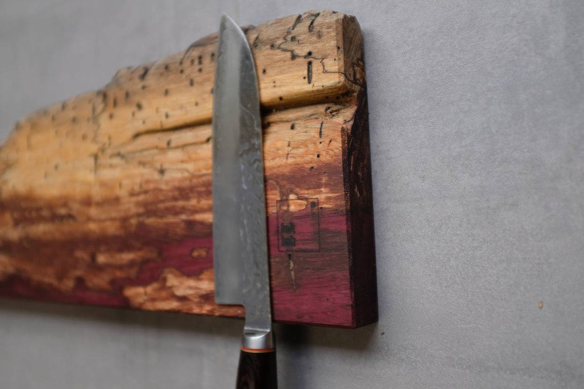 Detailbild Amaranth Messerhalter mit Küchenmesser.