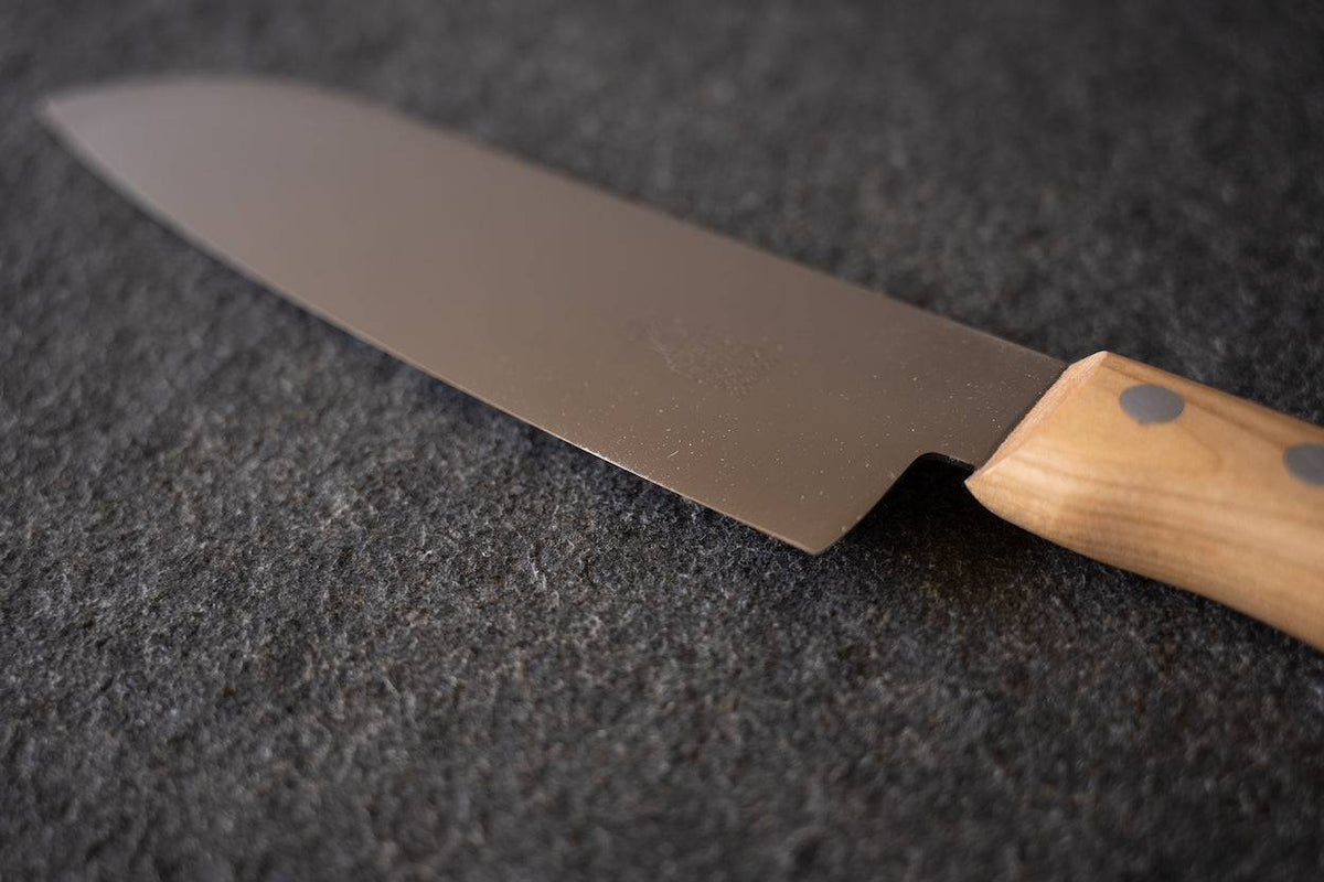 Detailansicht Klinge Santoku mit Kirschegriff