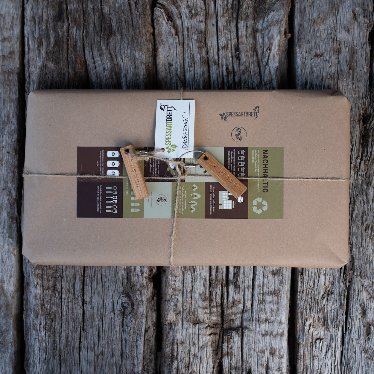Nachhaltiges Geschenk, verpackt in Recycling Papier