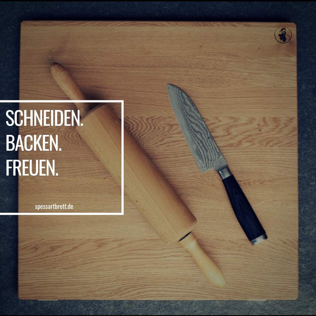 Backbrett mit Nudelholz und Messer