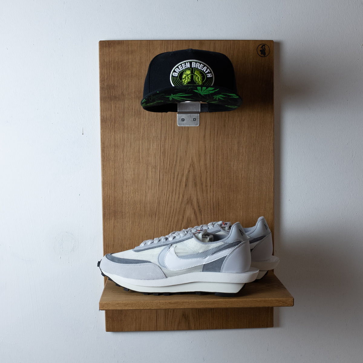 Caphalter und Sneakers-Display
