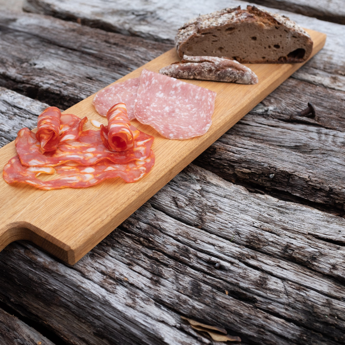 Tapas- und Servierbrett aus Eiche mit Salami und Brot