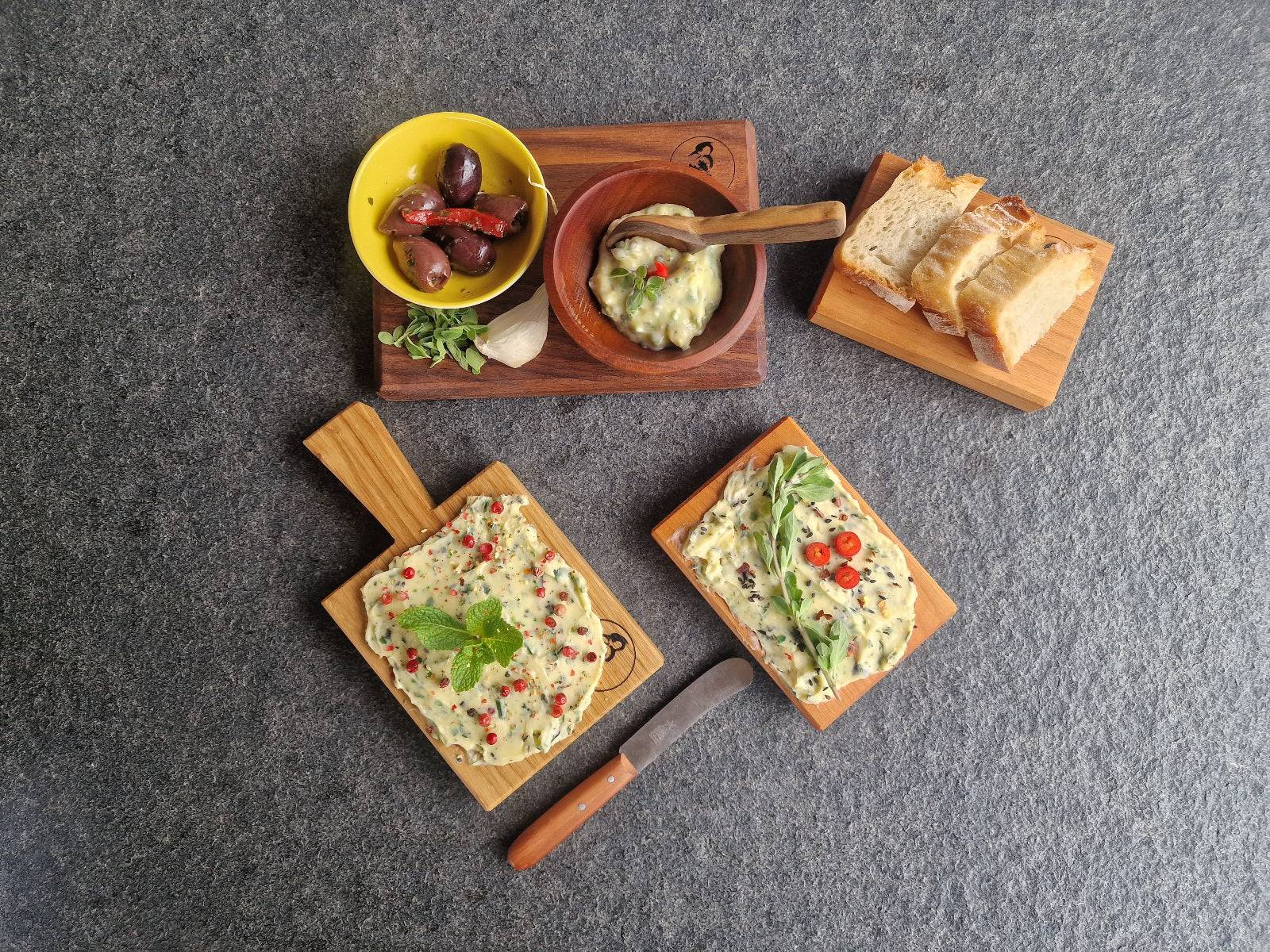 Kleine Butterbrettchen mit kleinen Buttermesser von Windmühlenmesser.