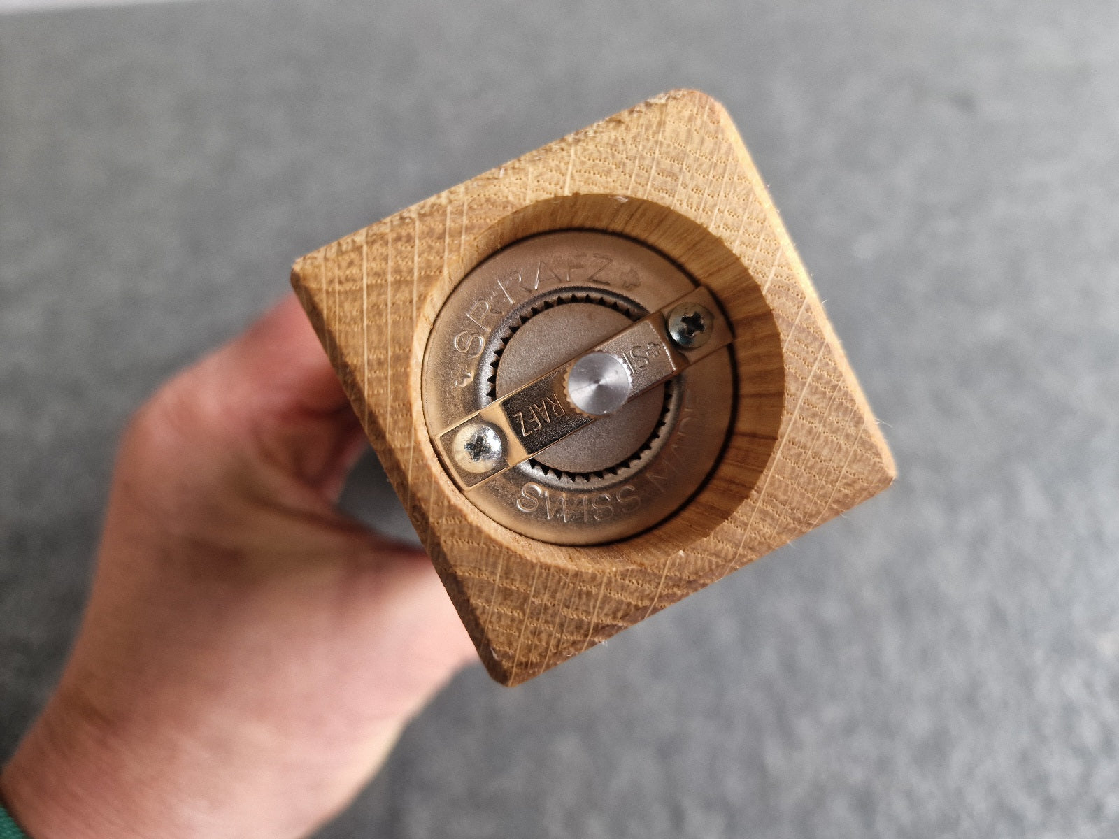 Premium Salzmühle  • 18 cm • hochwertiges Strässler Schneidewerk - Spessartbrett