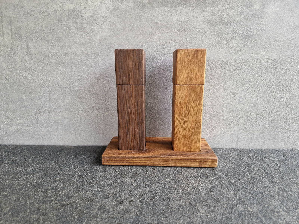 Premium Pfeffermühle aus Räuchereiche und Salzmühle aus Eiche mit einem Mühlenteller mit passgenauer Mulde aus Ovengkol.