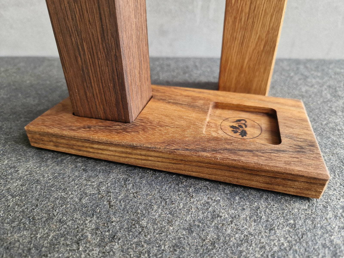 Der Ovengkol Mühlenteller im Detail. Passende Räuchereiche und Eiche Mühlen im Hintergrund.